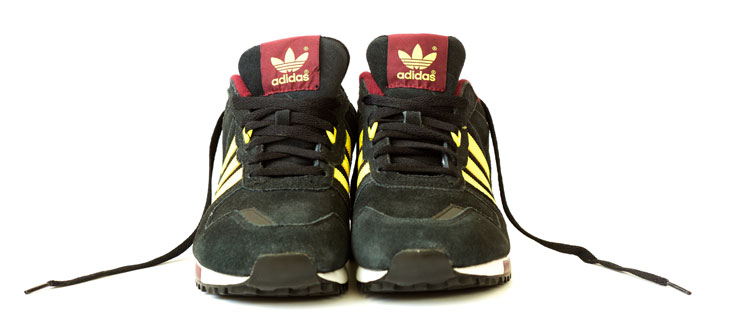 Sneaker der Serie adidas ZX sind sowohl für Freizeitspaziergänge wie auch für Sportler geeignet (©Foto: iStock FilmColoratStudio)